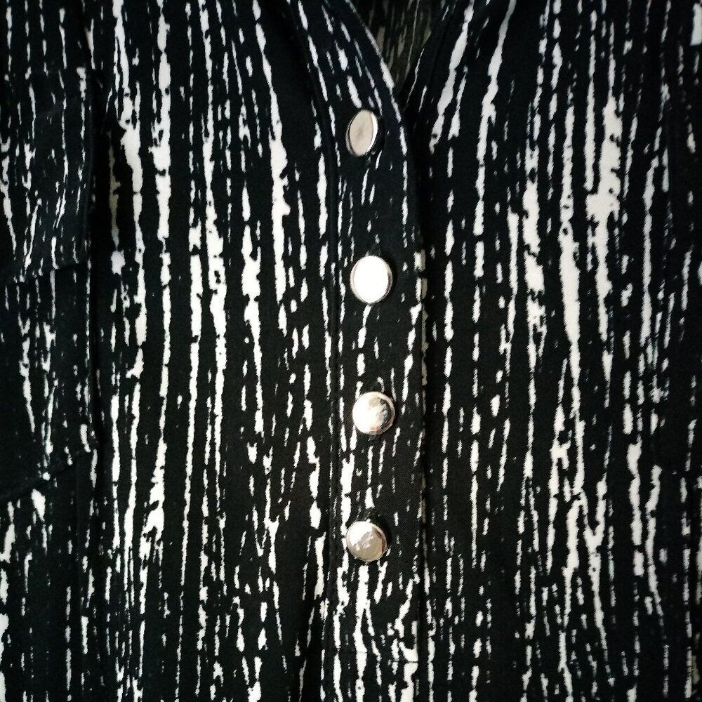 NWT Cocomo Plus Size 3X Black & Ivory Geo Print Pintuck 3/4 Sleeve Top - Picture 4 of 7